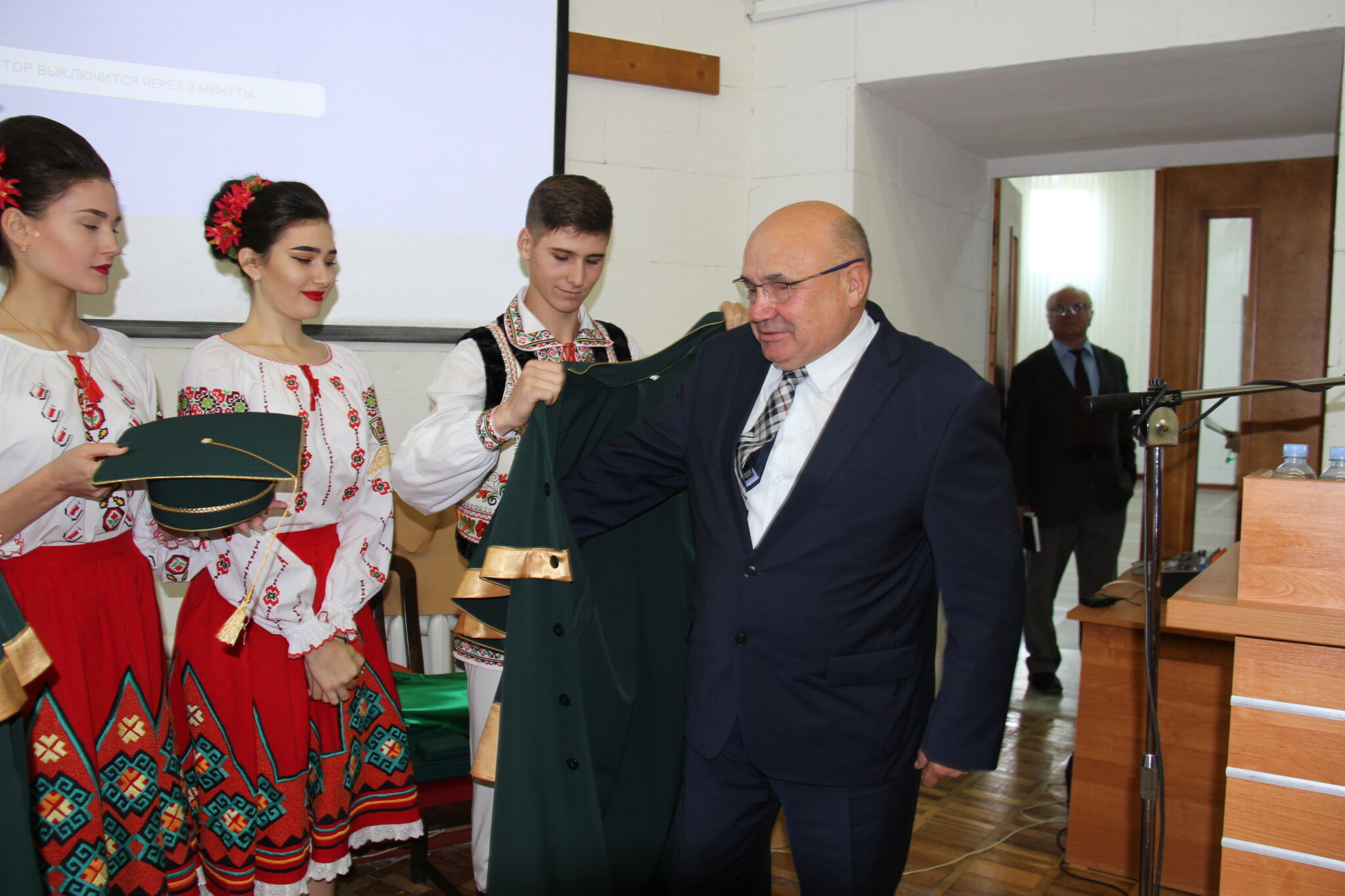 13. Înmănarea DR. H.C.